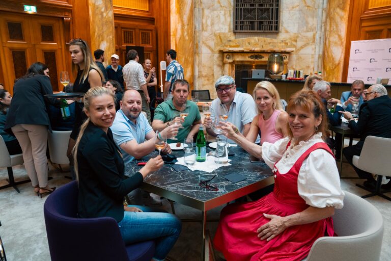 Anstoßen bei der Falstaff-Verleihung 2025
